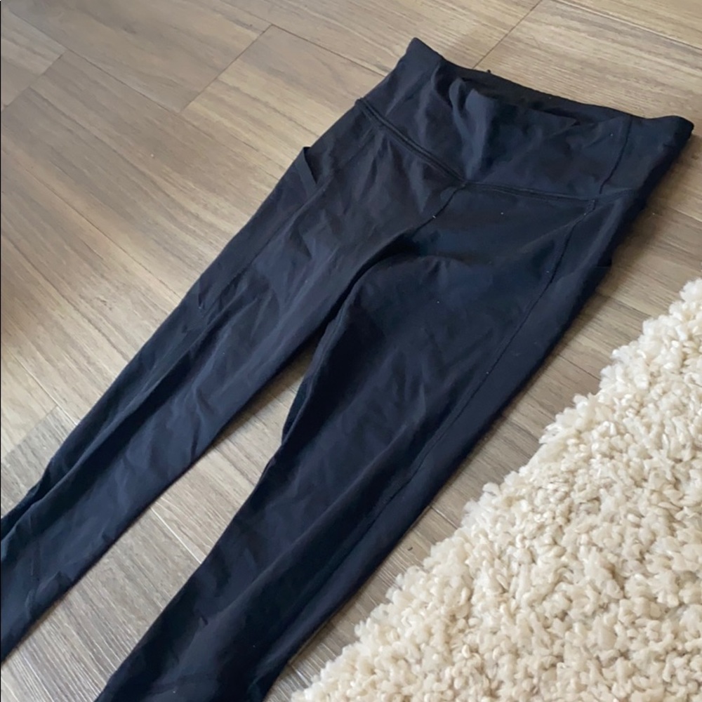 Lululemon black cropped Capri yoga pants